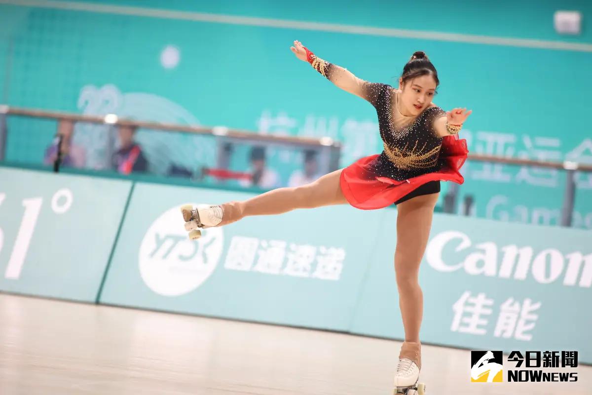 ▲杭州亞運滑輪花式溜冰女子個人長曲決賽，中華隊洪筱晴和張緻如聯手出擊，力抗日本強敵藤倉美喜，最終洪筱晴兩日總合拿下94.38分，摘下金牌，張緻如則是79.51分，中華隊順利金包銅。(特派記者葉政勳攝）