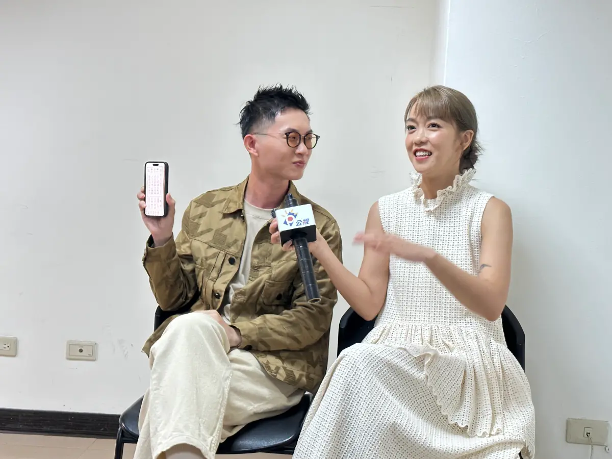 ▲視網膜（左）、大霈接下炎亞綸的公視《哈囉！你給問嗎？》主持棒。（圖／記者黃盈容攝）