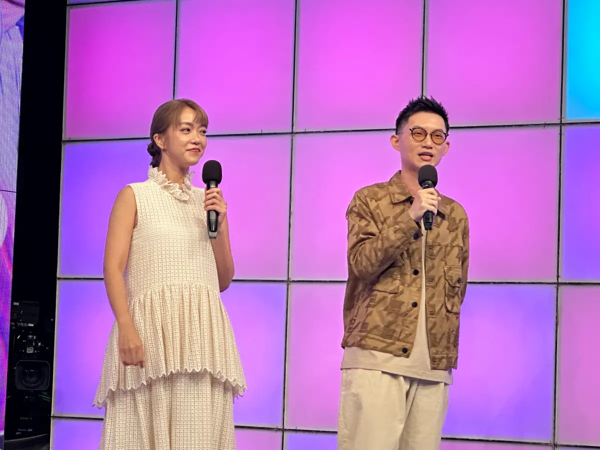 ▲大霈（左）和視網膜合作，因她今穿著寬鬆娃娃裝，被質疑是否懷孕。（圖／記者黃盈容攝）