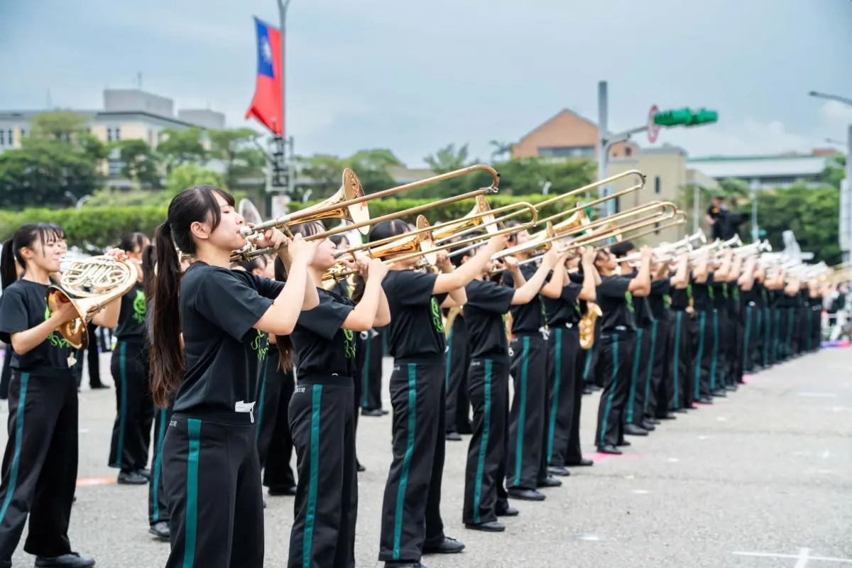 ▲「翡翠騎士」東京農業大學第二高等學校吹奏樂部今天上午在總統府前練習，備戰雙十國慶大會。（圖／翻攝自文總臉書）