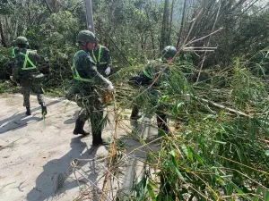 ▲333旅協助滿州鄉執行災後復原、道路樹枝清運，確保國人生命財產安全。（圖／記者莊全成翻攝）