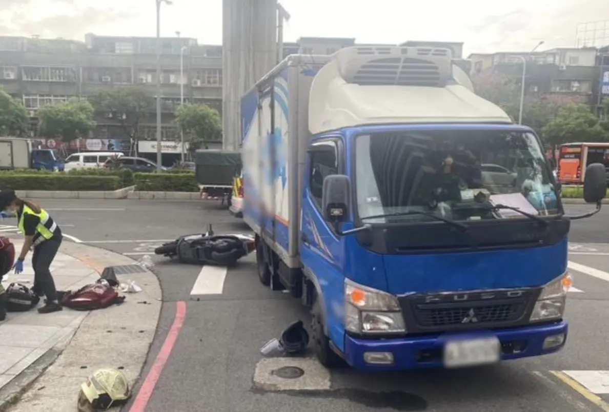 ▲今（7）日下午3時許，新北市新莊區發生嚴重車禍，一輛小貨車行經源路230巷時，與一部機車發生擦撞，女騎士遭撞後噴飛，受困小貨車車底，失去呼吸心跳，消防人員獲報到場立即將救出，送往醫院搶救。（圖／翻攝畫面）