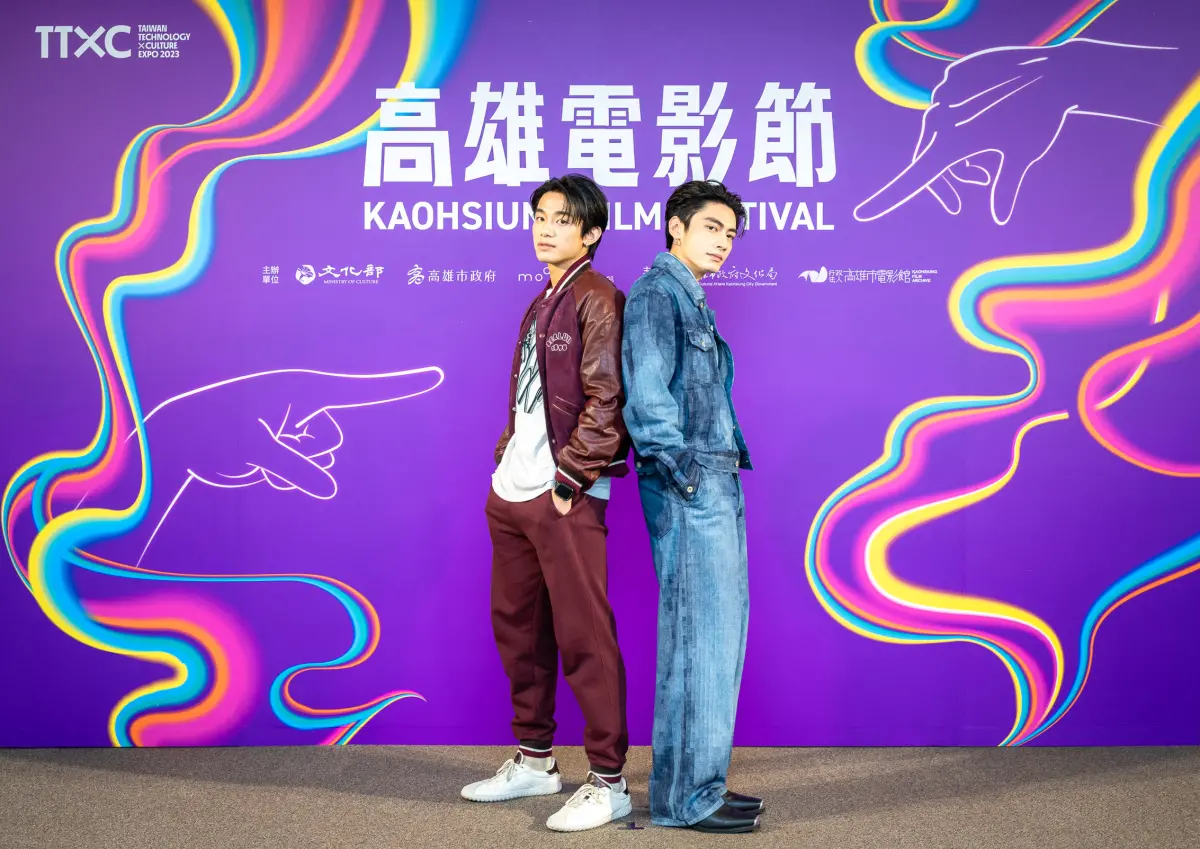 ▲高雄電影節「耽美主義」選片《環南時候》，初孟軒（右）坦言拍攝時宋柏緯的電眼迷暈他，片中3男全裸洗澡露出結實屁股，令人看了臉紅心跳。（圖／高雄電影節）