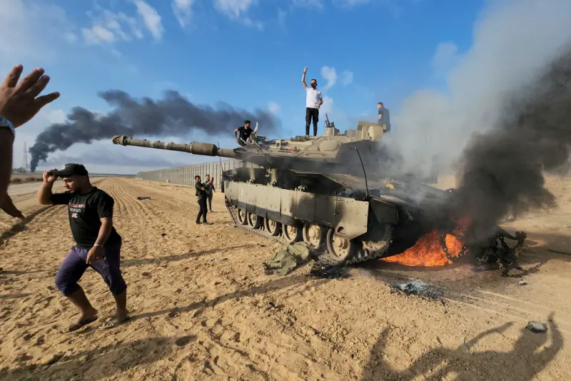 ▲巴勒斯坦激進組織哈馬斯（Hamas）今（7）日對以色列發動大規模奇襲，朝以色列發射數千枚火箭彈，並從陸海空進入以色列展開攻擊，至少已造成以色列40死、超過700人受傷。圖為巴勒斯坦人在被摧毀的以色列坦克上慶祝。（圖／美聯社／達志影像）