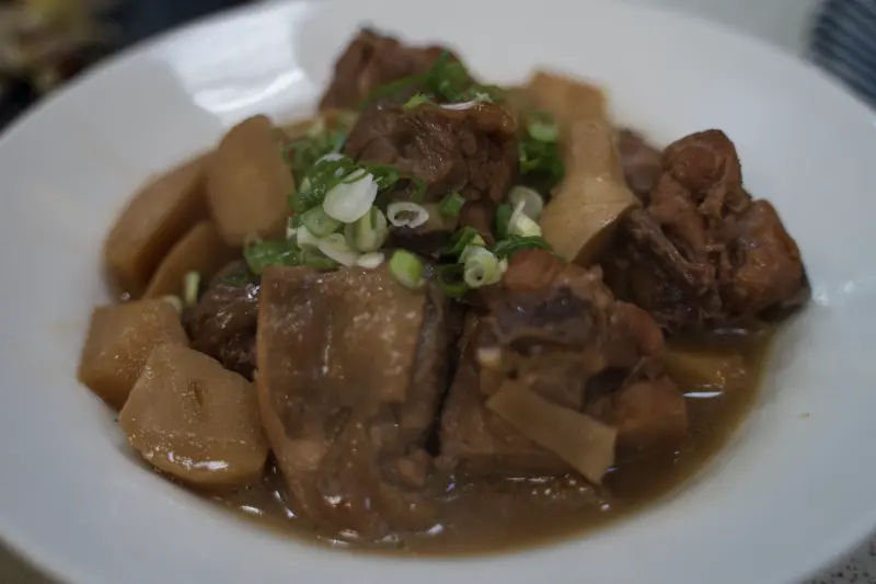 ▲雲來坊竹筍燒雞中的雞肉軟嫩，筍塊鹹香保有脆度，是店內招牌。（圖／趙天麟辦公室提供）