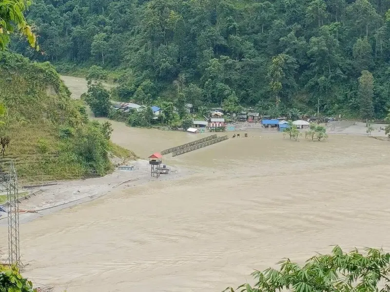 ▲印度日前豪雨導致東北部喜馬拉雅山區一個冰川湖潰堤，至少56人死亡。圖為5日西孟加拉省蒂斯塔河水位高漲。（圖／路透社）