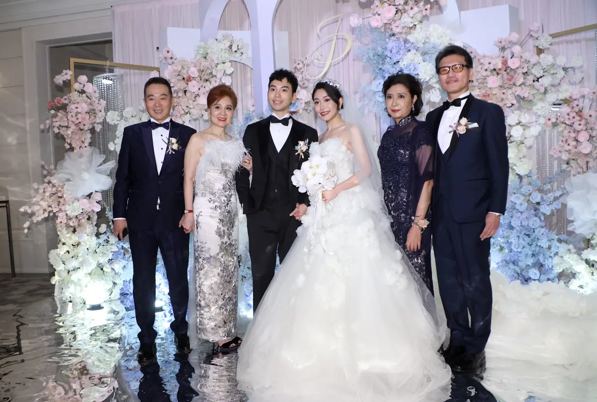 ▲張晨光（左起）擲300萬在文華東方席開41桌娶媳婦，和老婆謝美惠、新郎張鈞傑、新娘郭培利、親家開心合影，透露急著抱孫逼兒不能避孕。（圖／記者陳明中攝）