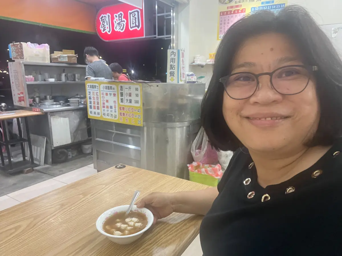 ▲「機車立委」王美惠穿梭嘉義大街小巷，對於地方巷弄銅板美食瞭若指掌，劉湯圓的好滋味是口袋名單之一。（圖／王美惠辦公室提供）