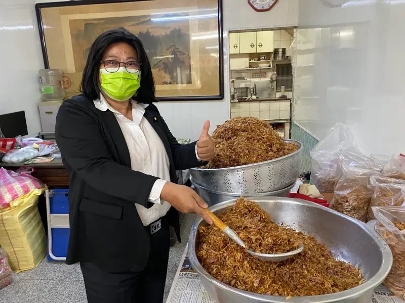 ▲阿溪雞肉飯自製銷魂油蔥，是雞肉飯好吃的關鍵，王美惠更推薦味增湯必點，是家裡煮不出來的好味道。（圖／王美惠辦公室提供）