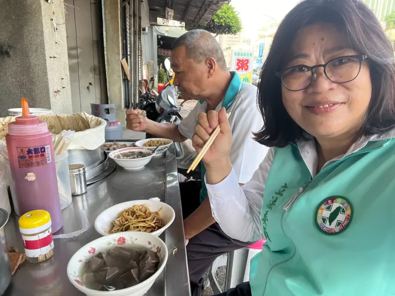 ▲「老外」王美惠行程繁忙顯少下廚，總是一人外食，在地方以機車代步，對地方美食更是瞭若指掌。（圖／王美惠辦公室提供）