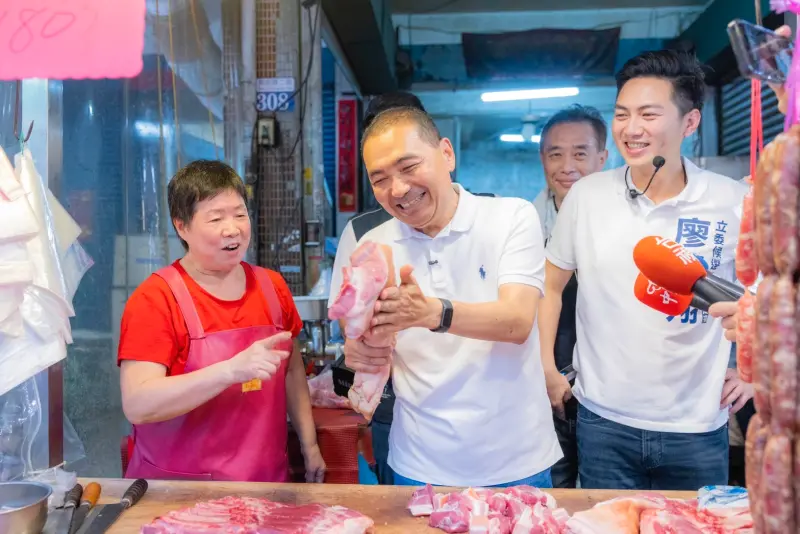 ▲「豬肉攤之子」侯友宜和老闆娘大聊賣肉經,還不忘關切美豬議題。(圖/侯友宜競辦提供,2023.10.07)