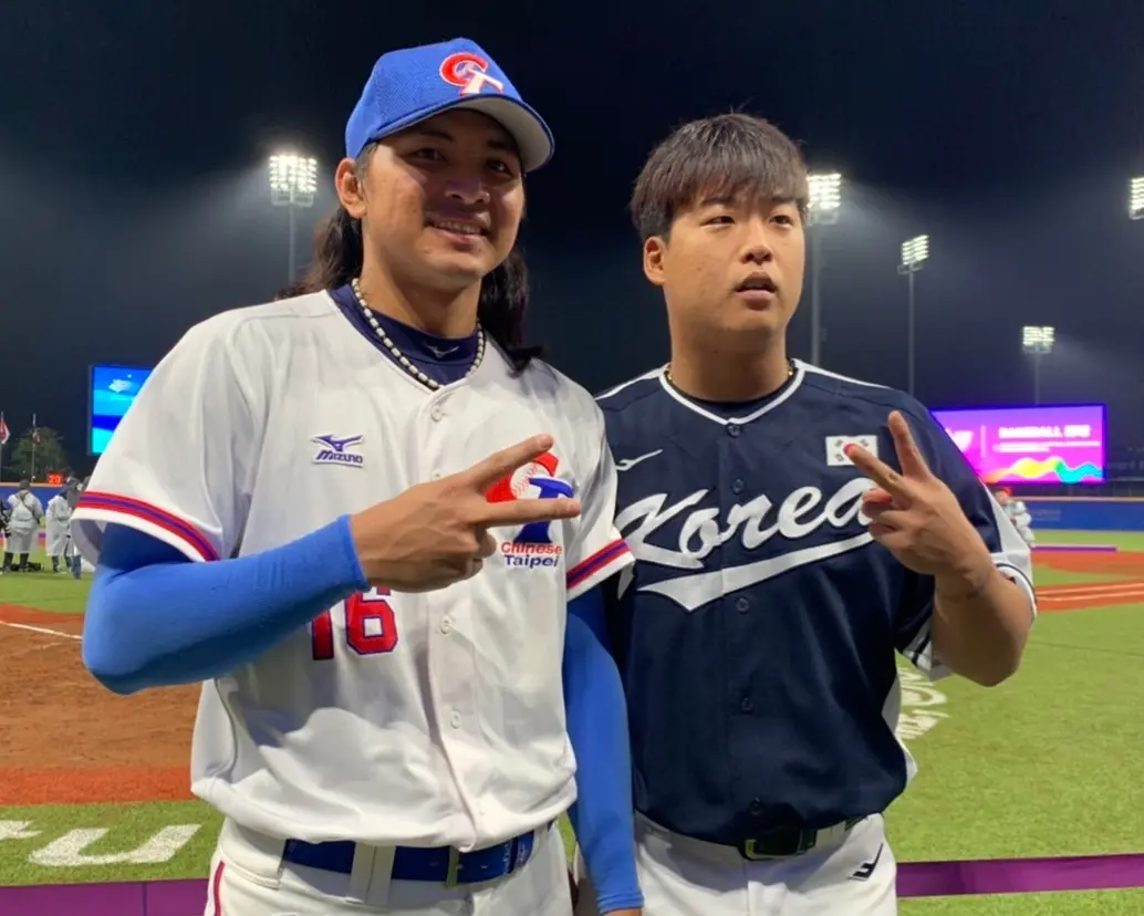 ▲劉致榮（左）金牌戰對決南韓好友姜白虎（右），雙方也在選手村交換球衣，相約經典賽或大聯盟再相見。（記者廖聿偉攝）