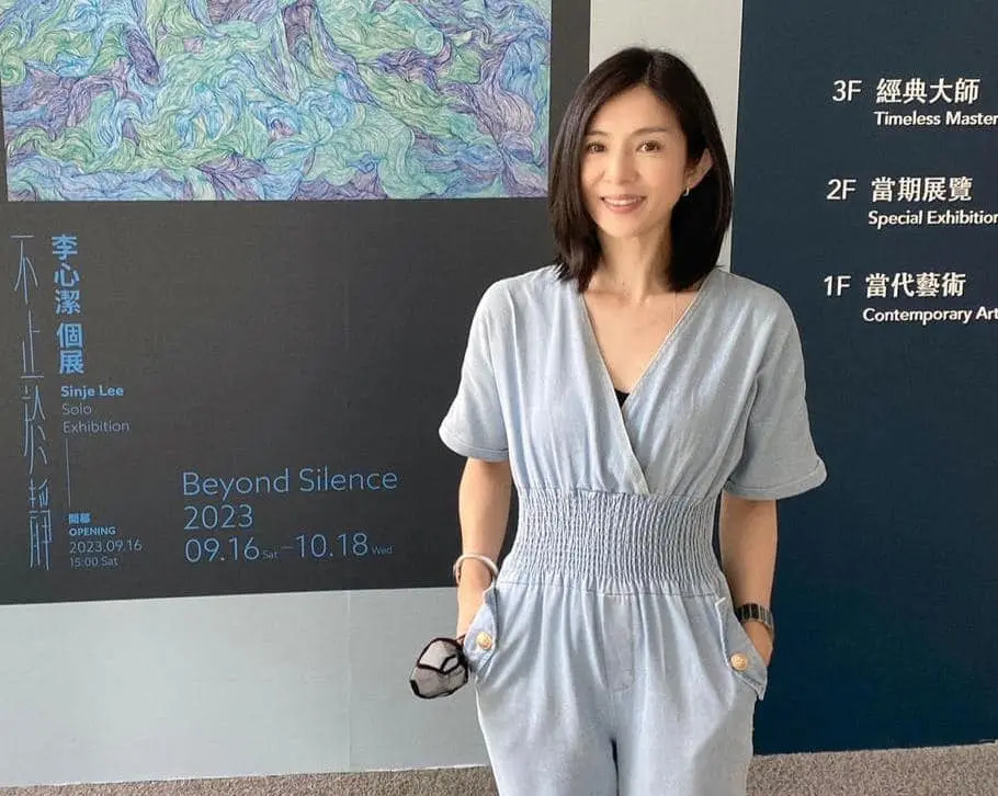 ▲49歲楊采妮現蹤台灣回娘家，凍齡美樣曝光，暖挺閨蜜李心潔畫展。（圖／翻攝楊采妮臉書）