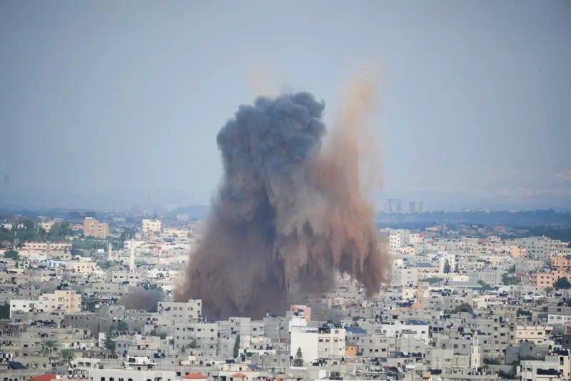 ▲巴勒斯坦激進組織哈馬斯7日對以色列發動大規模突襲，朝以色列發射數千枚火箭彈，並從陸海空進入以色列境內展開攻擊，雙方展開激戰。（圖／美聯社／達志影像）