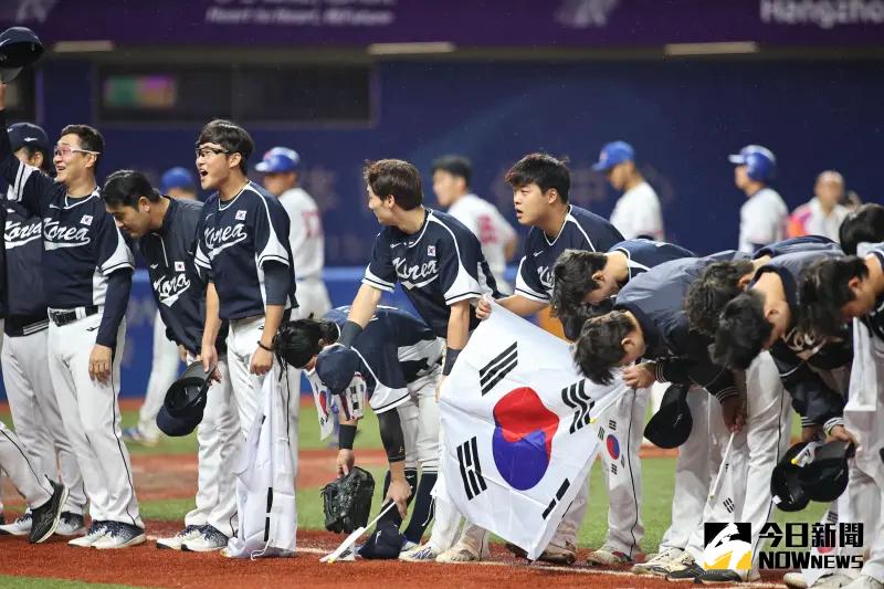 ▲仁川亞運韓國隊棒球奪金，讓球員高興到在投手丘試圖插國旗。（特派記者葉政勳攝）