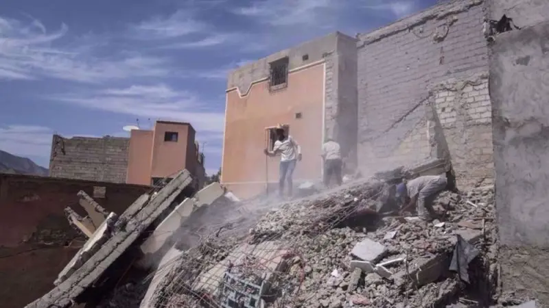 ▲阿富汗西部7日發生規模6.3強震，死亡人數已攀升至約120人，另有1000餘人受傷。（圖／翻攝自Press TV）