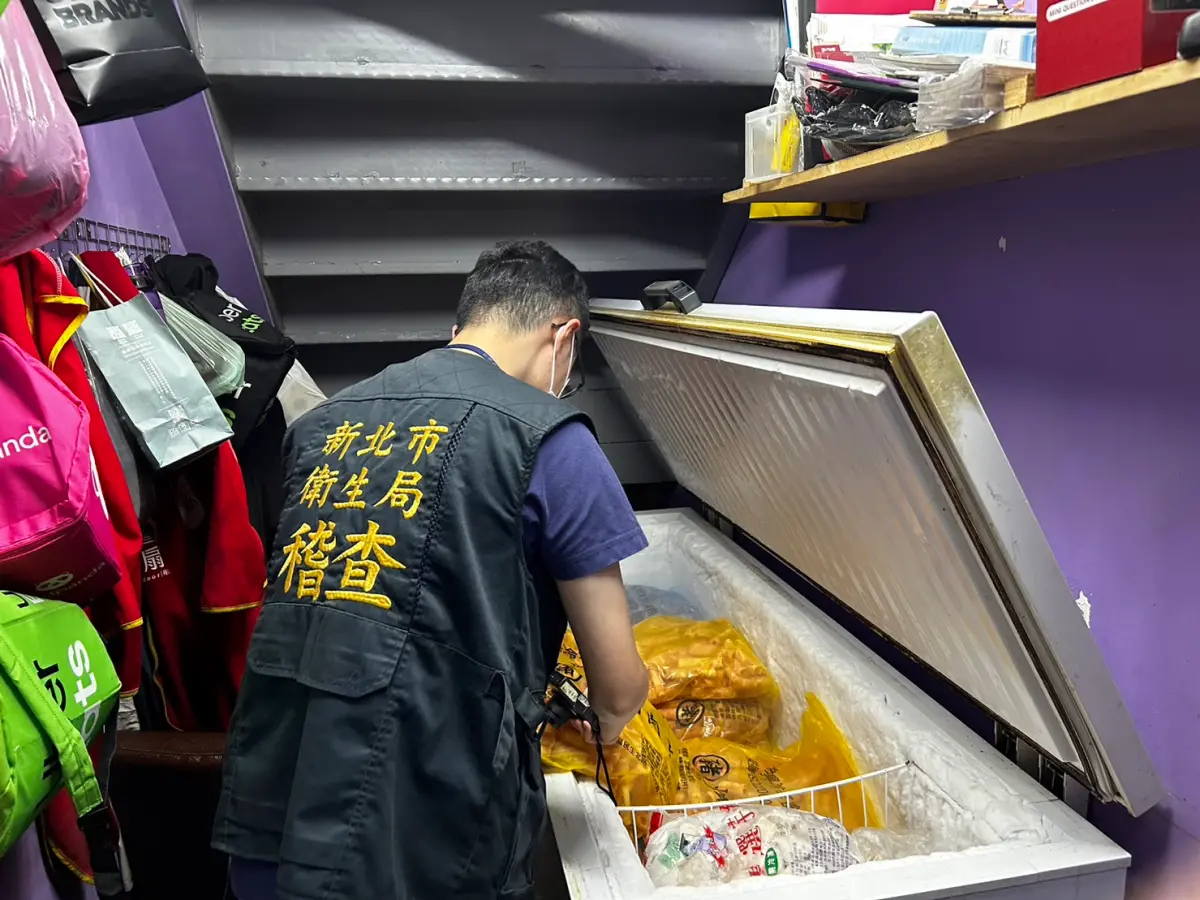 ▲新北市衛生局啟動專案，查核餐飲業者使用豬肉標示，查獲3家業者未標示豬肉原料原產地，4家業者豬肉原產地標示不實，依法開罰並公佈違規業者名單。（圖／翻攝畫面）