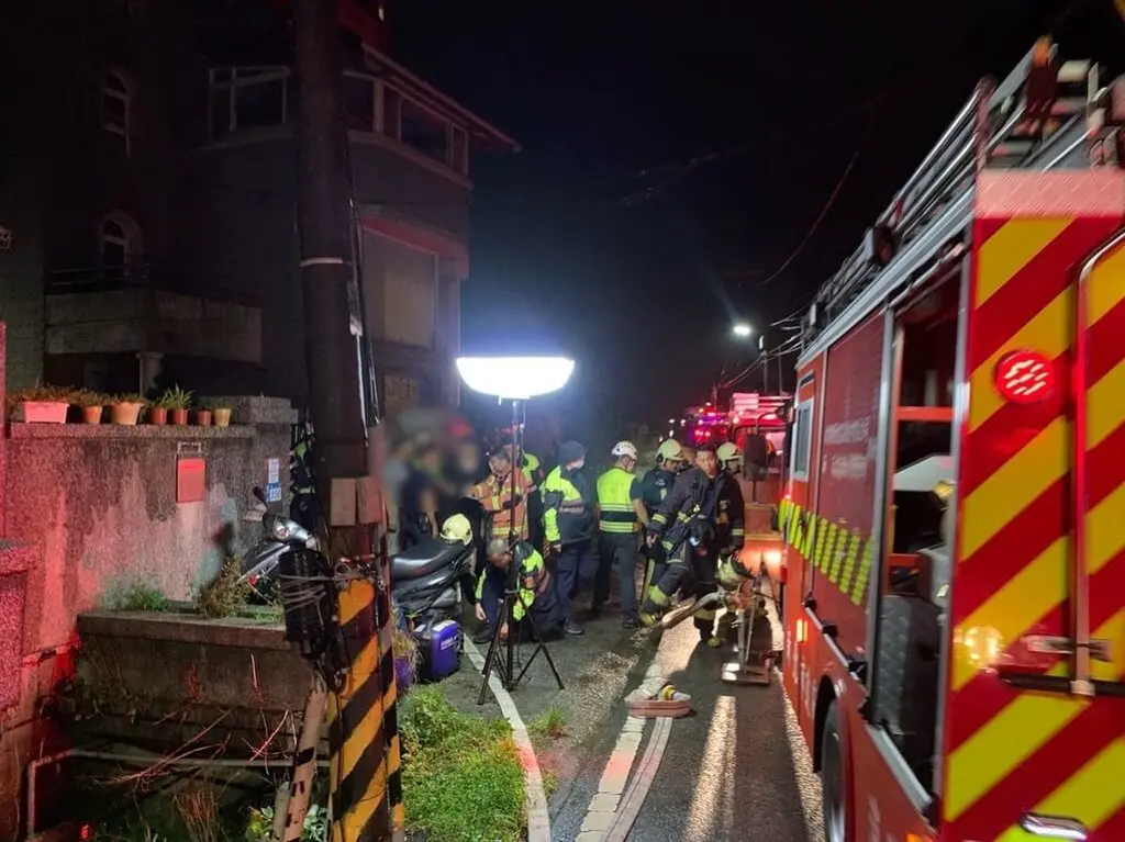 ▲新北市淡水區商工路一處4樓透天厝8日凌晨發生火警，警消迅速滅火並疏散17人，其中11人有吸到煙，經預防性送醫治療後已無大礙。（圖／翻攝畫面）