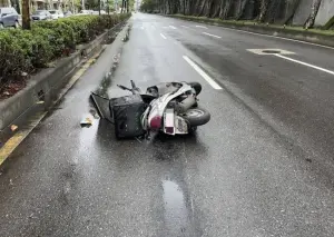 疑天雨路滑！北市外送員騎車重摔拋飛　無生命跡象送醫搶救

