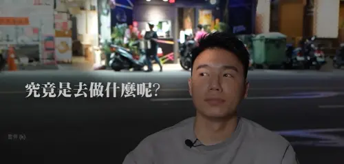 ▲Toyz影篇拍到一名雞排店員雙手拿一個大桶子走出店外。(圖/截自Toyz YouTube) ▲Toyz影篇拍到一名雞排店員雙手拿一個大桶子走出店外。(圖/截自Toyz YouTube)