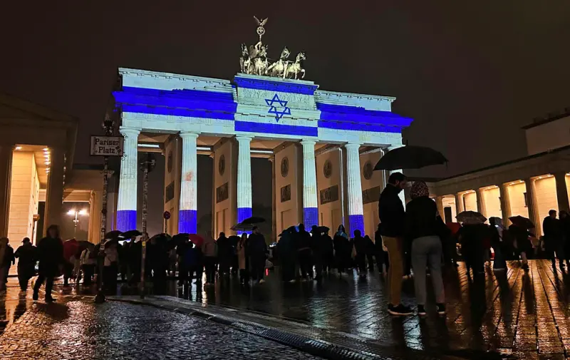 ▲德國首都柏林最知名地標布蘭登堡大門(Brandenburg Gate)將以色列國旗的藍色及白色投射在外牆上,以表達對以色列的支持。(圖/美聯社/達志影像)
