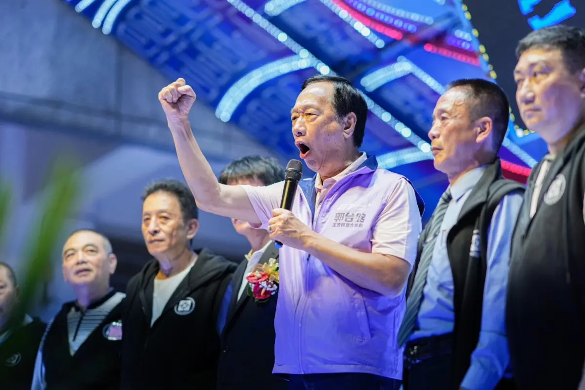 ▲鴻海創辦人郭台銘在全台各地開設連署站，希望衝高連署份數，新竹縣新埔鎮代表會主席王增基，涉嫌以每人400元的價錢，利誘民眾替郭台銘連署；檢警掌握情資，16日前往王增基住處以及涉嫌連署的加油站搜索，當場查獲現金以及連署書，今（17）日新竹地院裁定王增基羈押禁見，成為今年全台首例連署涉賄案。（圖／郭辦提供）