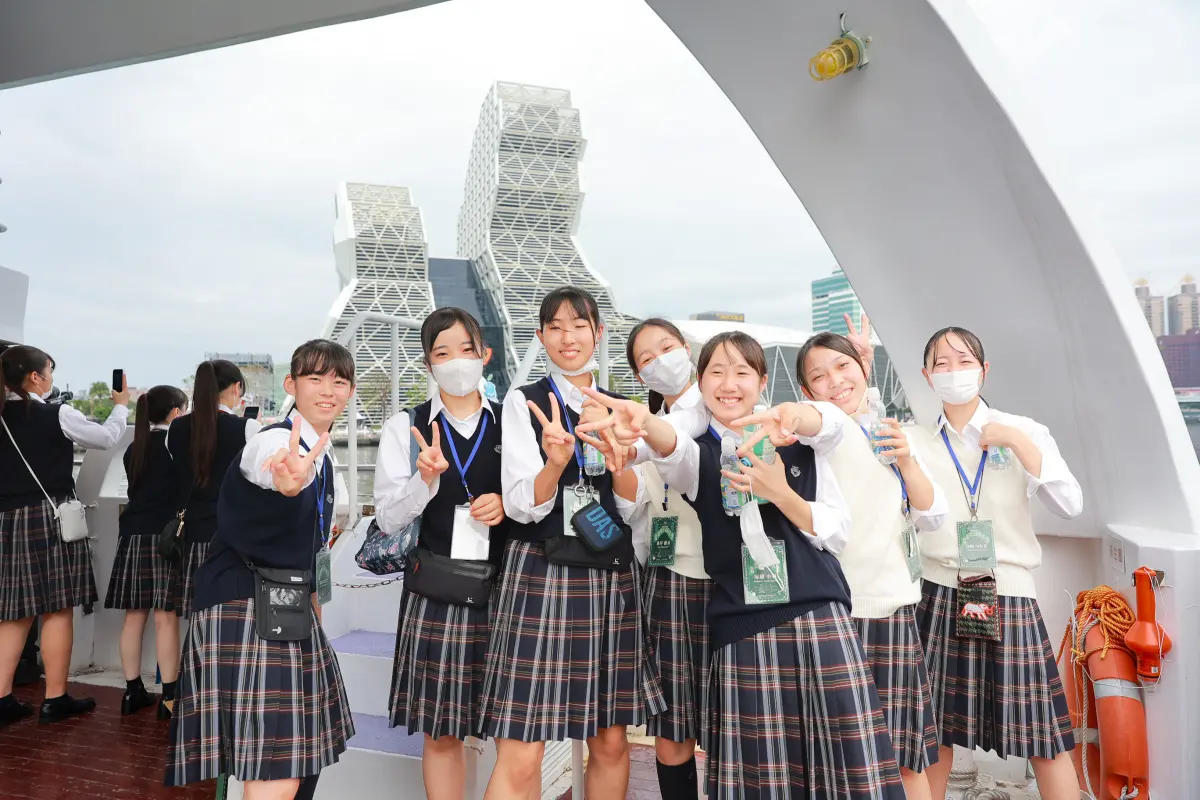 ▲「翡翠騎士」將於今（8）日下午在高雄港七號碼頭進行全台首演，上午高雄市政府安排日本學生搭乘文化遊艇來一趟港灣輕旅行。（圖／高市府行國處提供）