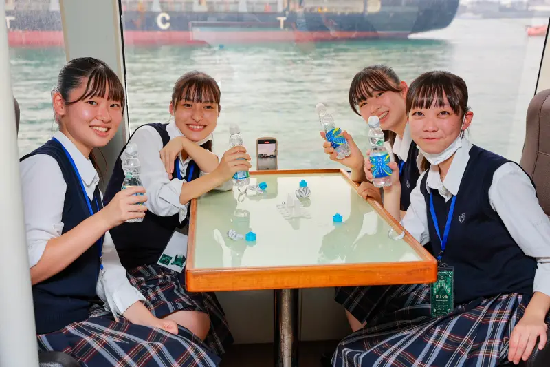 ▲「翡翠騎士」將於今（8）日下午在高雄港七號碼頭進行全台首演，上午高雄市政府安排日本學生搭乘文化遊艇來一趟港灣輕旅行。（圖／高市府行國處提供）