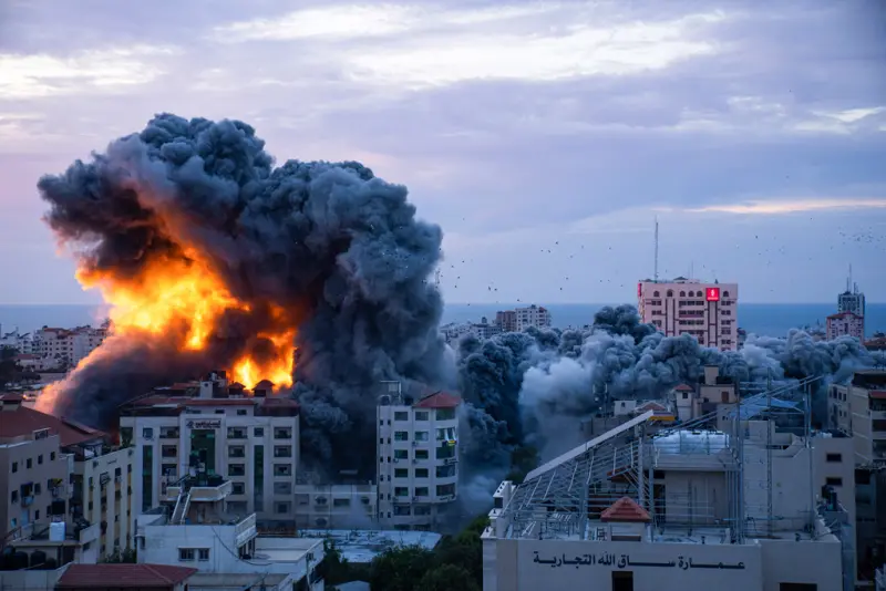 ▲以色列遭哈瑪斯大規模襲擊後，隨即對加薩地區展開反擊。圖為當地時間7日加薩走廊遭空襲。（圖／美聯社／達志影像）