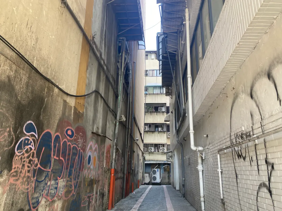 ▲命理師簡少年指出，如兩棟樓間縫隙直沖後方住宅，會形成「天斬煞」，對心臟衝擊很大，住在其內或辦公的人恐全員心臟病。（示意圖／記者徐銘穗攝）