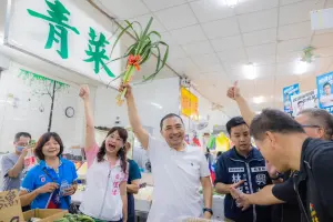 ▲國民黨總統參選人侯友宜今到台中市太平公有零售市場掃街拜票。（圖／侯友宜競辦提供，2023.10.08）。