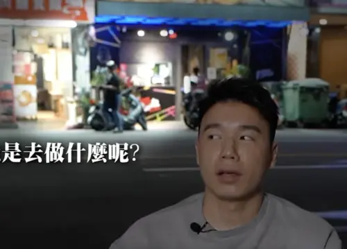▲有「全台最有錢YTR」封號的YouTuber超哥,近日旗下連鎖炸雞店被Toyz踢爆,新竹分店的炸雞店員疑似將廢油倒入水溝。(圖/翻攝自「Toyz」YouTube頻道) ▲有「全台最有錢YTR」封號的YouTuber超哥,近日旗下連鎖炸雞店被Toyz踢爆,新竹分店的炸雞店員疑似將廢油倒入水溝。(圖/翻攝自「Toyz」YouTube頻道)