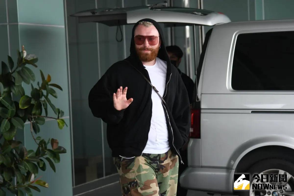 ▲Sam Smith親民跟粉絲打招呼，並將於明（9）日晚在台北小巨蛋開唱。（圖／記者林調遜攝）