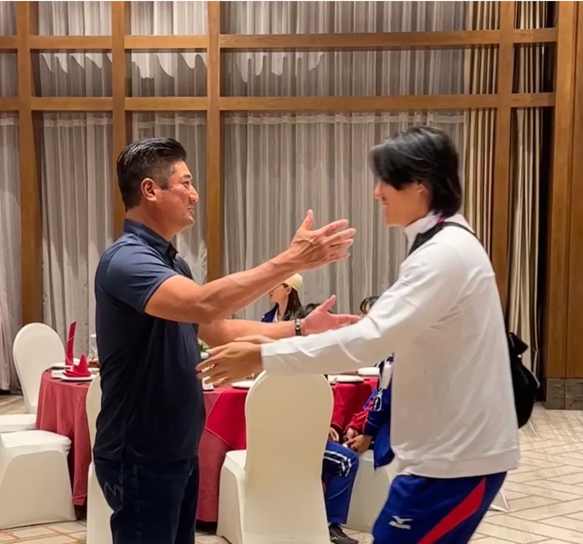 ▲杭州亞運棒球項目落幕，中華棒協理事長辜仲諒於頒獎典禮後設宴慰問中華隊的辛勞，一一擁抱選手，右為「美美」鄭浩均。/中華棒協提供。