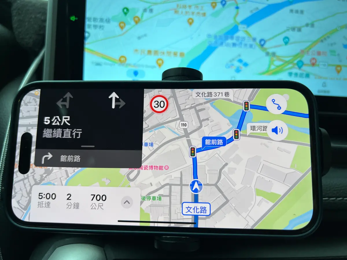 ▲蘋果地圖的指令明確，對於開車族來說更加友善。（圖／周淑萍攝）