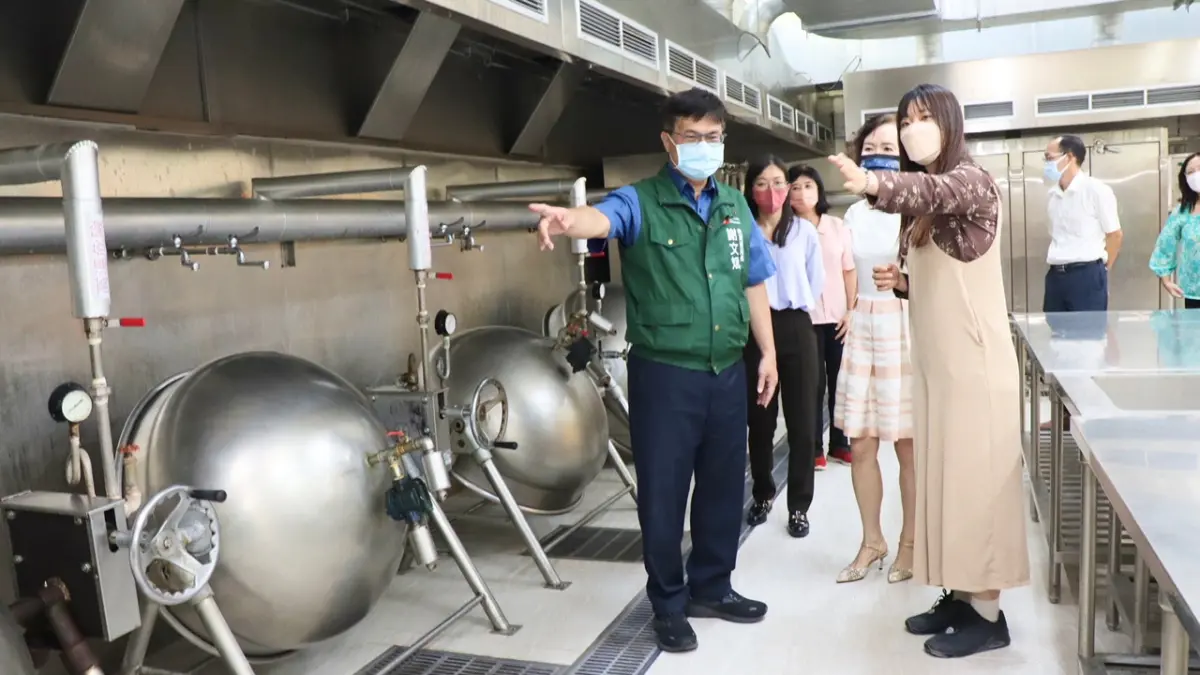 ▲高市府教育局提報公共工程類別4所偏鄉學校中央廚房工程全部獲獎，也是連續2年榮獲城市工程品質金質獎肯定。（圖／高市府教育局提供）