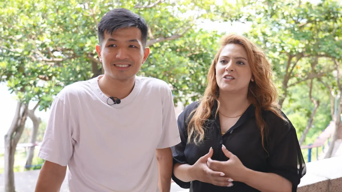 ▲在屏東明揚大火殉職的英勇消防員賴俊儒（左），生前成功克服異國戀情娶到外國妻，如今紀錄片也被節目組收錄，為家屬留下美好的回憶。（圖／客家電視提供）