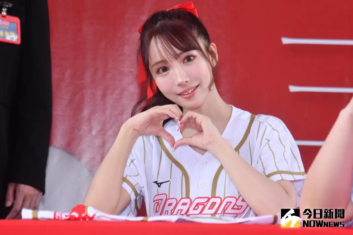 ▲前AV女優三上悠亞來台灣幫味全龍開球，並擔任一日限定的小龍女啦啦隊應援，結果遭到日本家長炎上，「不該帶小孩子去看！」女神本人也親自回應了。（圖／NOWnews攝影中心）