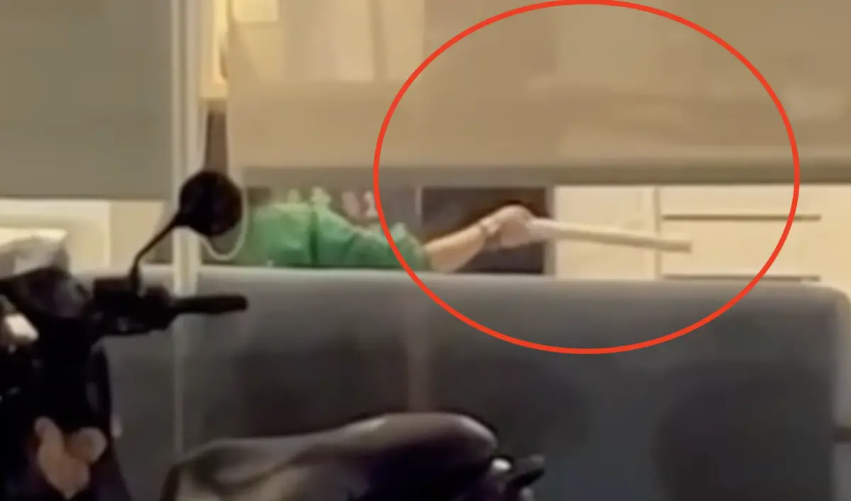 ▲桃園某美髮店驚傳員工集體霸凌23歲女助理，一名網友在6日在「靠北美髮」PO文指出，經過該尖美髮店，赫然看到店內員工體罰女助理「半蹲、青蛙跳」，影片經PO網後，引發民眾議論。（圖／翻攝記者爆料網）