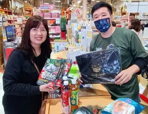 ▲加拿大民眾採買高雄海味水產品。(圖／高雄市政府海洋局提供)