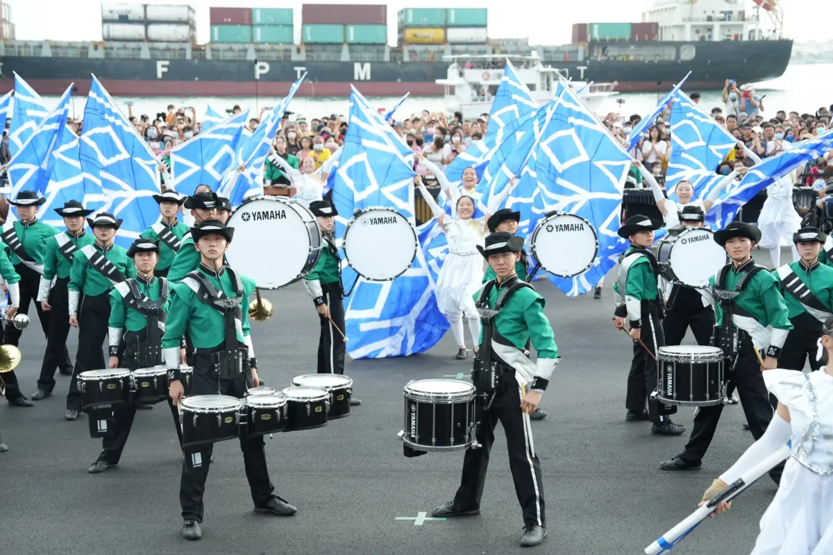 ▲「翡翠騎士」日本東京農業大學第二高等學校吹奏樂部，今年首度受邀來台，將在國慶大會演出，在台灣的第一場表演就獻給高雄，148人大陣仗隊形一出場就震撼人心，獲得現場如雷掌聲。（圖／高雄市政府提供）