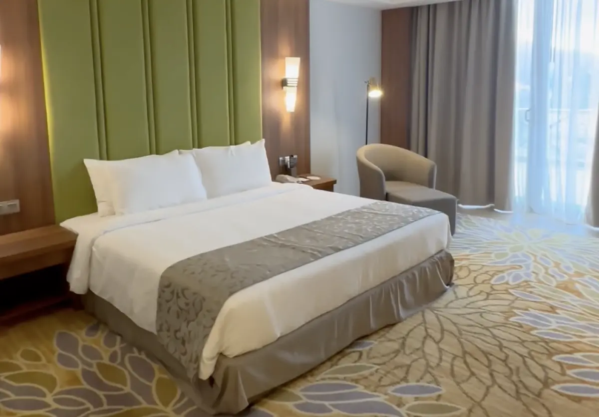 ▲一名網友發文透露，他和老婆在馬來西亞入住觀光區5星級飯店，一晚房價只要台幣3722元。（圖／翻攝自臉書「爆怨公社」）