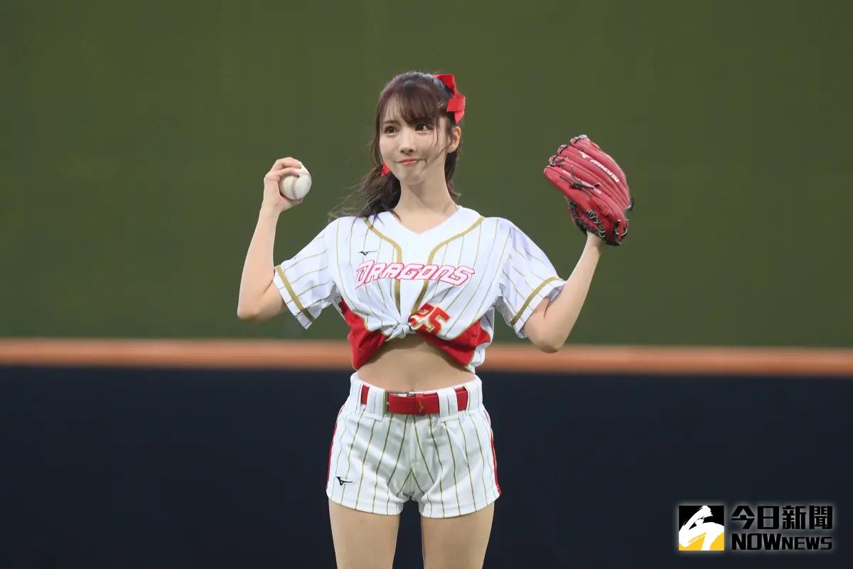 ▲前AV女優三上悠亞幫味全龍隊開球，並舉辦簽名會（圖／林柏年攝）