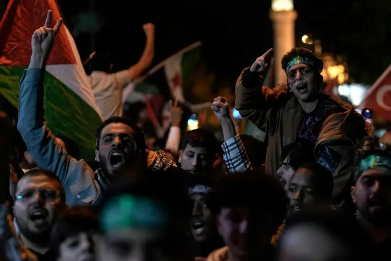 ▲以巴衝突之際，中東國家的反以色列浪潮也再度湧現。在土耳其伊斯坦堡，當地民眾上街支持哈馬斯組織對以色列發動襲擊，並揮舞著巴勒斯坦旗幟，高呼反對以色列的口號。（圖／美聯社／達志影像）