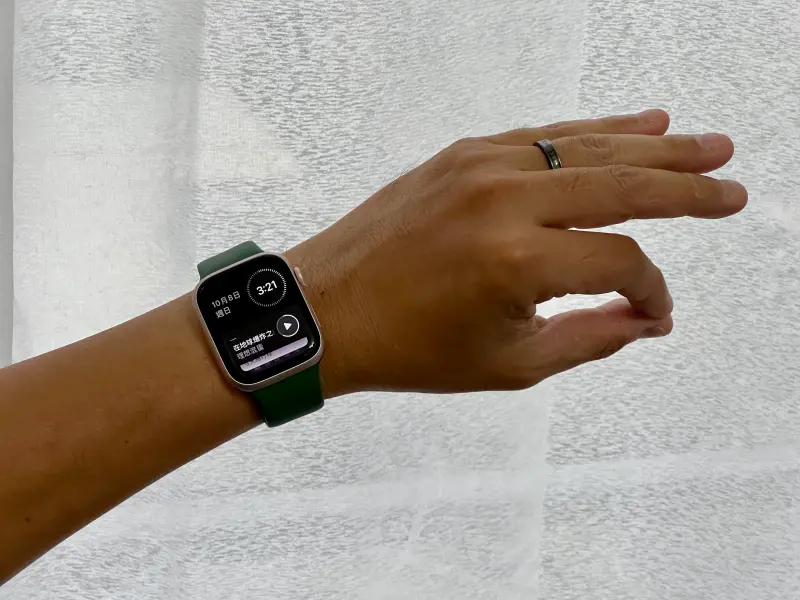 ▲Apple Watch 「點兩下」手勢操控來了，Apple Watch S9和Apple Watch Ultra 2更新到最新版本後即可使用。（圖／記者周淑萍攝）