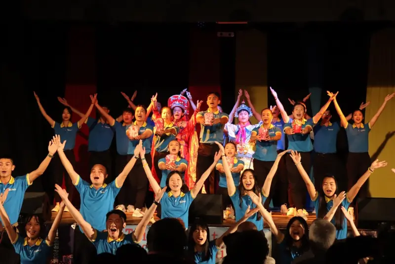 ▲青年大使進行大型舞蹈表演。（圖／外交部提供）