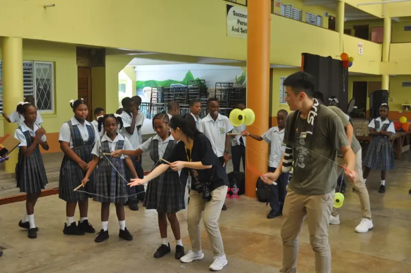 ▲青年大使也在露國4所當地中小學舉行多場「臺灣文化體驗營」進行扯鈴教學。（圖／外交部提供）