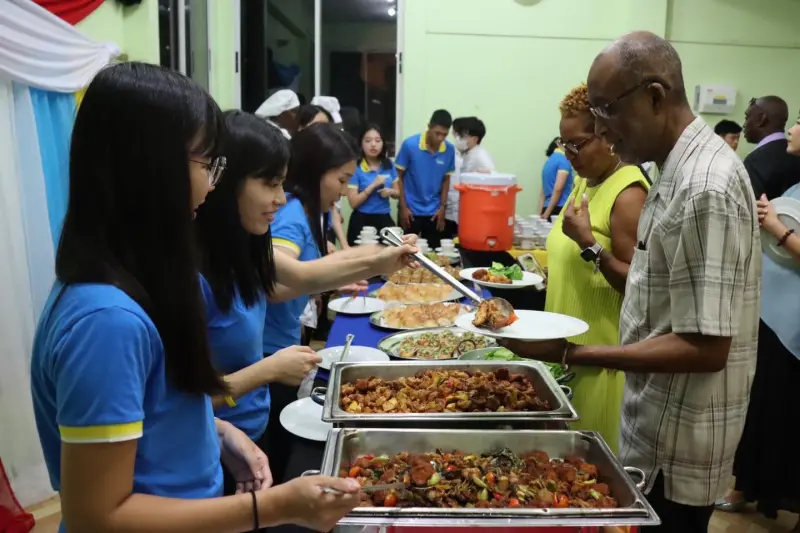 ▲台灣食物讓露國政要讚不絕口。（圖／取自國際青年大使粉絲專頁）