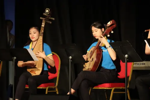 ▲青年大使於「台露文化之夜」演奏我國傳統樂器。（圖／外交部提供）