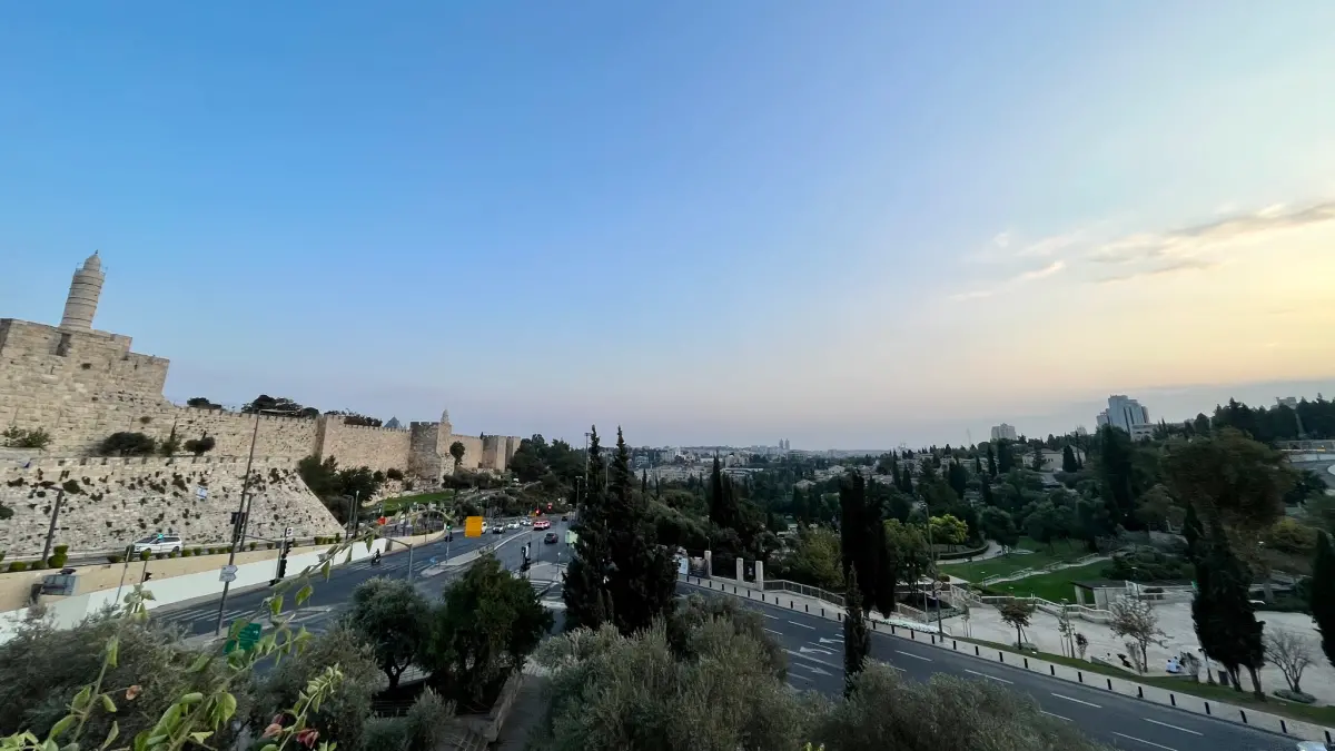 ▲以色列與巴勒斯坦交火之際，耶路撒冷空襲警報約響了快七次。（圖／臉書粉專「舊城裡的貓 Cat in the old city」提供）